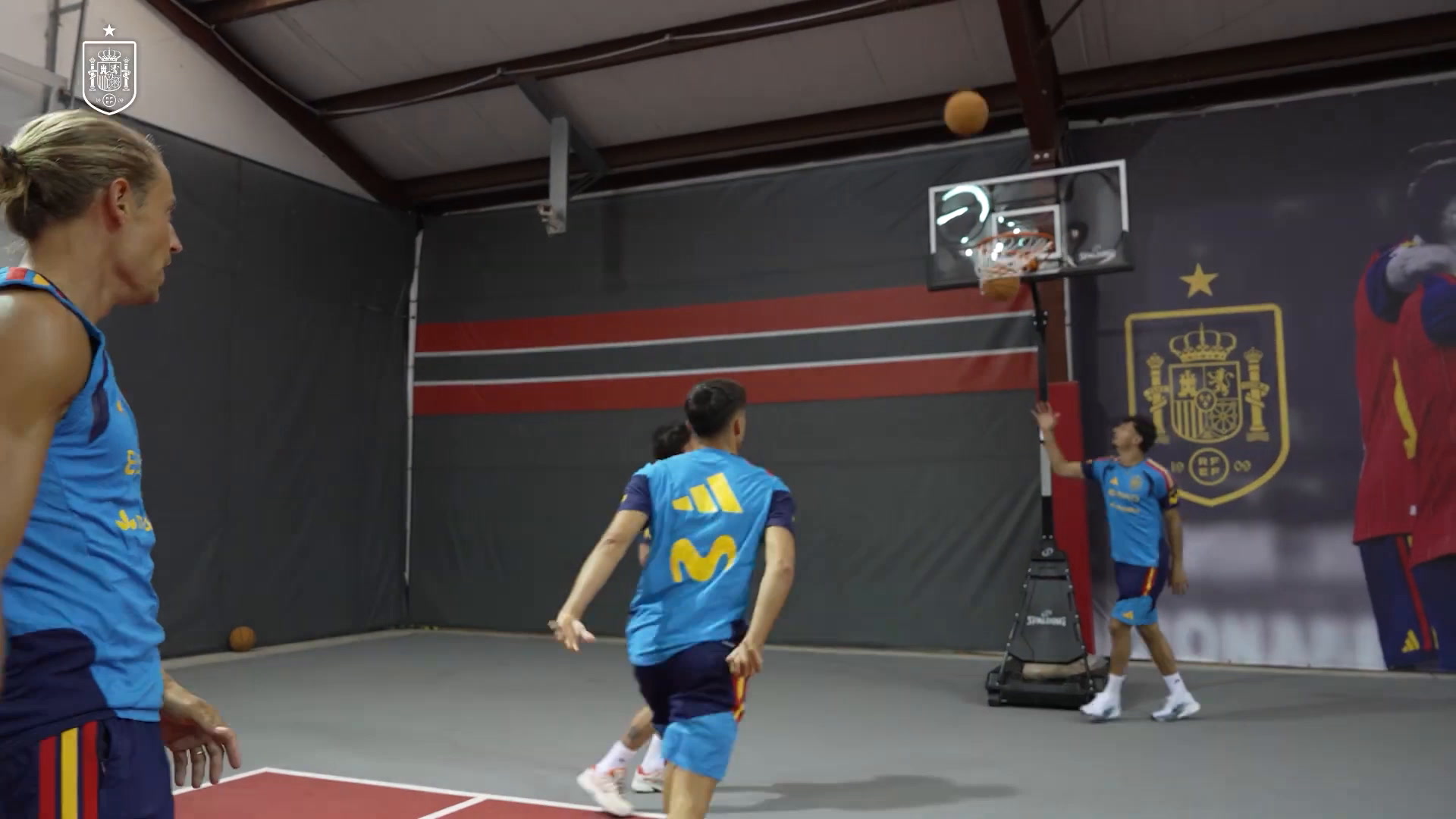 Pedri e companhia mostram habilidade no basquete!