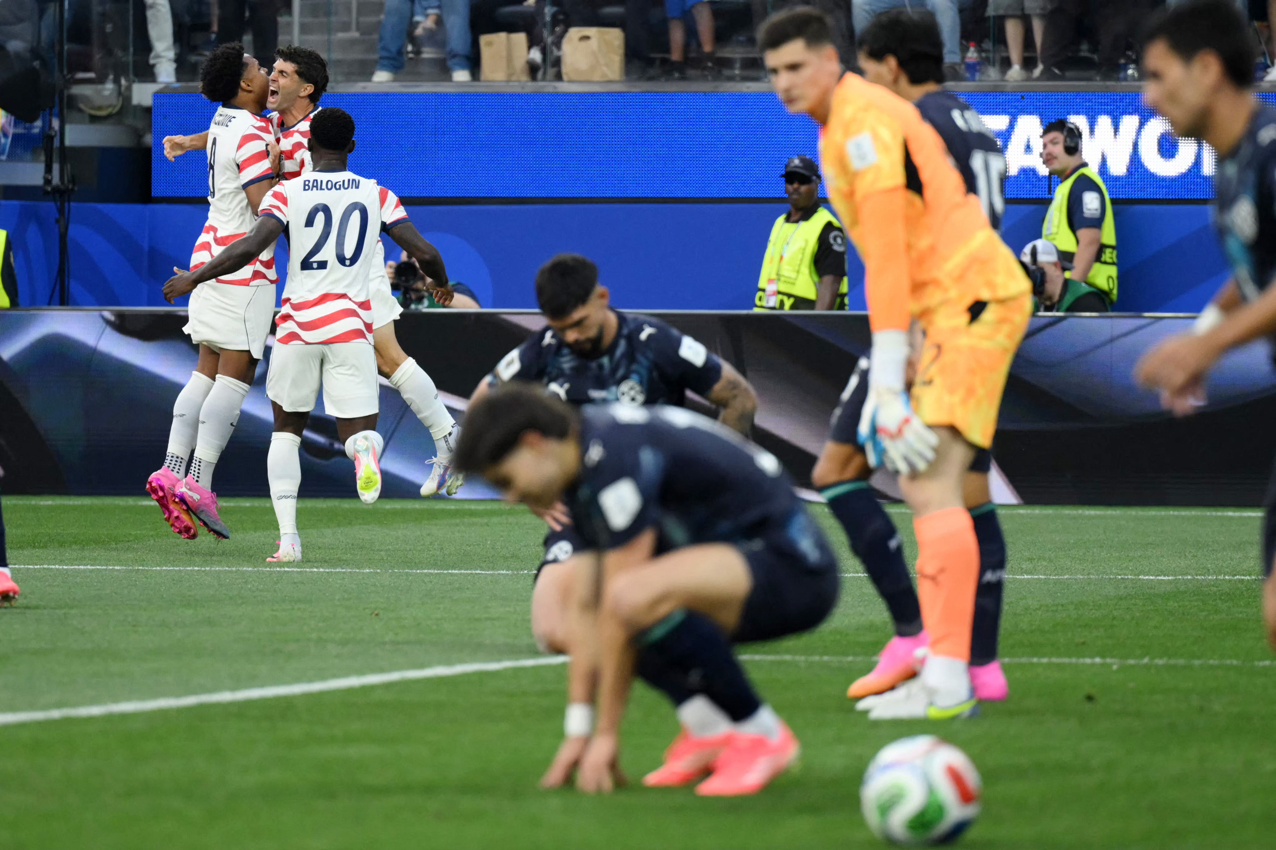 Bobadilla faz contra, EUA goleia o Paraguai e estreia com vitória na Copa